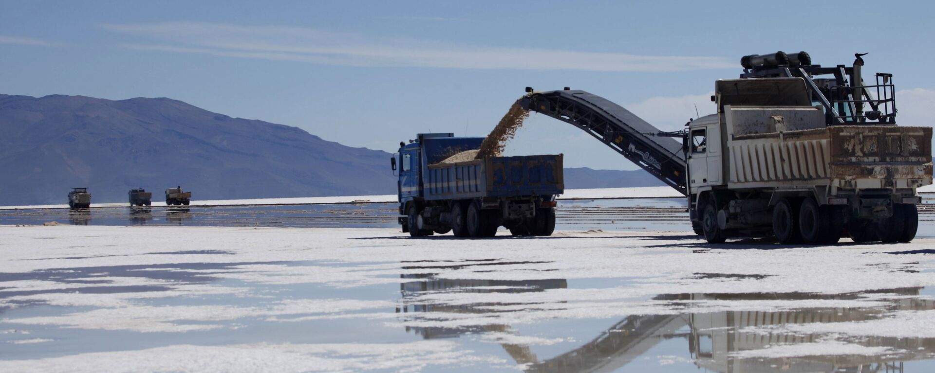 A track is loaded with salt at a semi-industrial plant to produce potassium chloride, used to manufacture batteries based on lithium, after its opening ceremony at the Uyuni salt desert, outskirts of Llipi, Bolivia, Thursday, Aug. 9, 2012. The salt flats of Uyuni have triggered international interest among energy companies due to its lithium reserves - Sputnik Africa, 1920, 03.07.2023