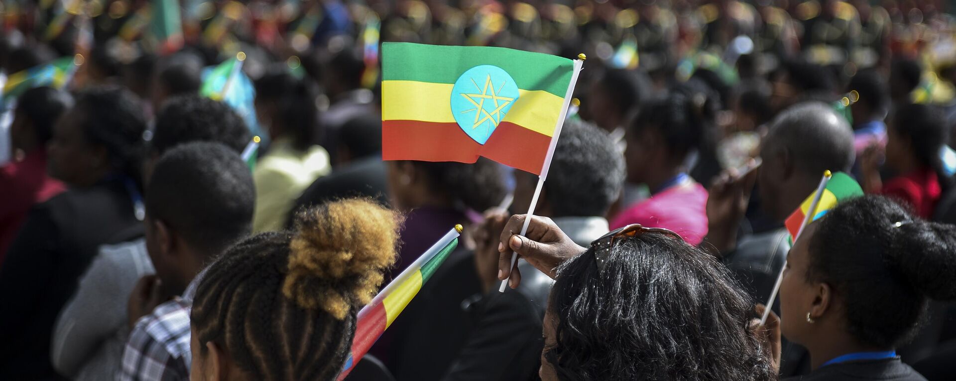  A member of the audience holds a national flag at a ceremony to remember those soldiers who died on the first day of the Tigray conflict, outside the city administration office in Addis Ababa, Ethiopia on Nov. 3, 2022. - Sputnik Africa, 1920, 11.01.2024
