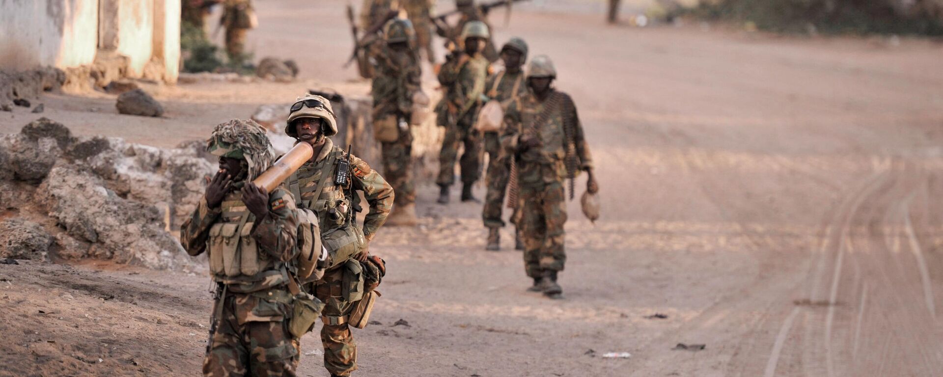 A handout image made available by the African Union Mission to Somalia (AMISOM) on October 6, 2014, shows soldiers belonging to the African Union Mission in Somalia, walking through the al-Shabab stronghold of Barawe, in the Lower Shabelle region of Somalia, 200 kilometers (120 miles) southwest of Mogadishu - Sputnik Africa, 1920, 05.07.2023