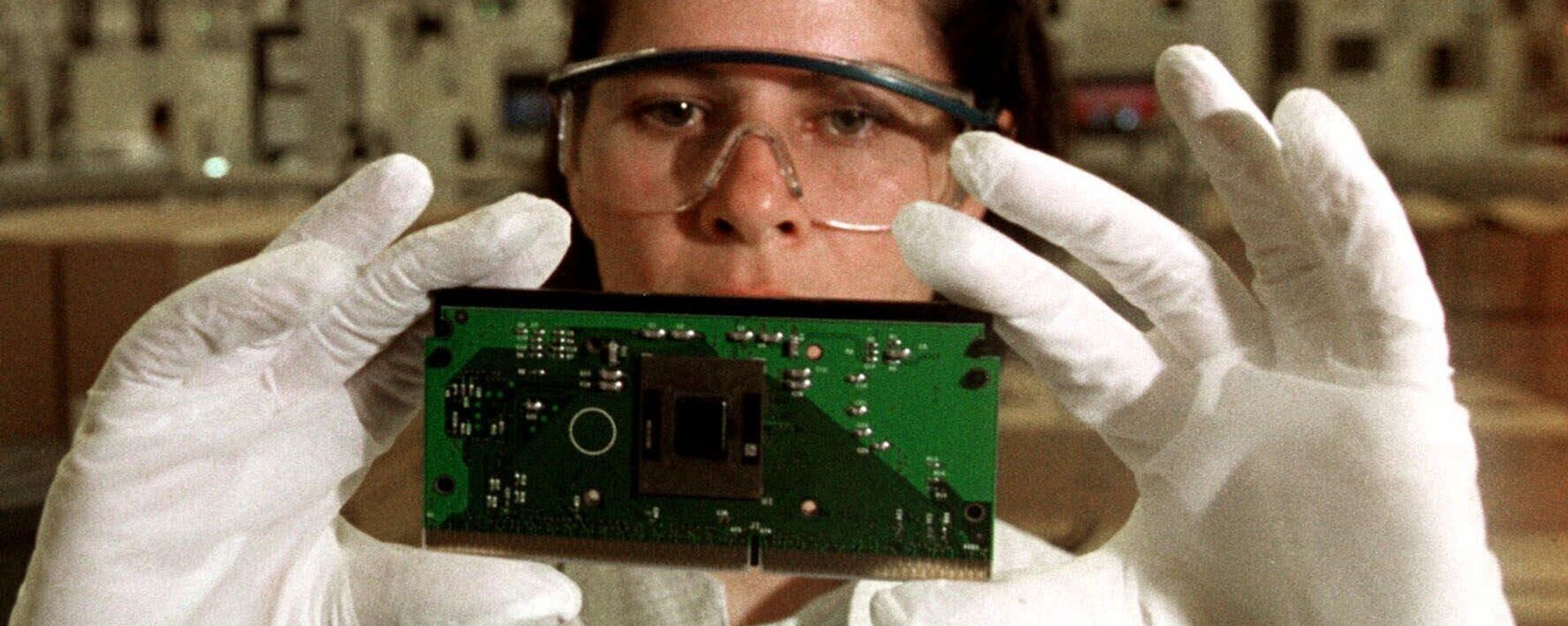 An Intel employee hold up a Pentium III chip in one of the clean rooms where computer chips are manufactured at the Intel plant in Belen, Costa Rica, approximately 20 kilometers (12 miles) west of the capital of San Jose, Costa Rica, Friday, Aug. 11, 2000.  - Sputnik Africa, 1920, 05.07.2023