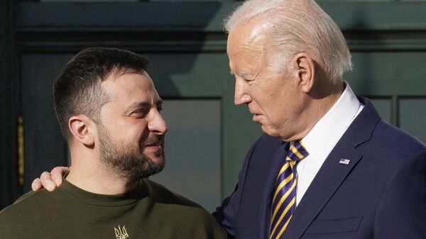 Volodymyr Zelensky et Joe Biden - Sputnik Afrique