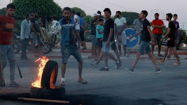 Des jeunes tunisiens bloquent une route sur fond de tensions dans la ville de Sfax après la mort d'un Tunisien poignardé - Sputnik Afrique