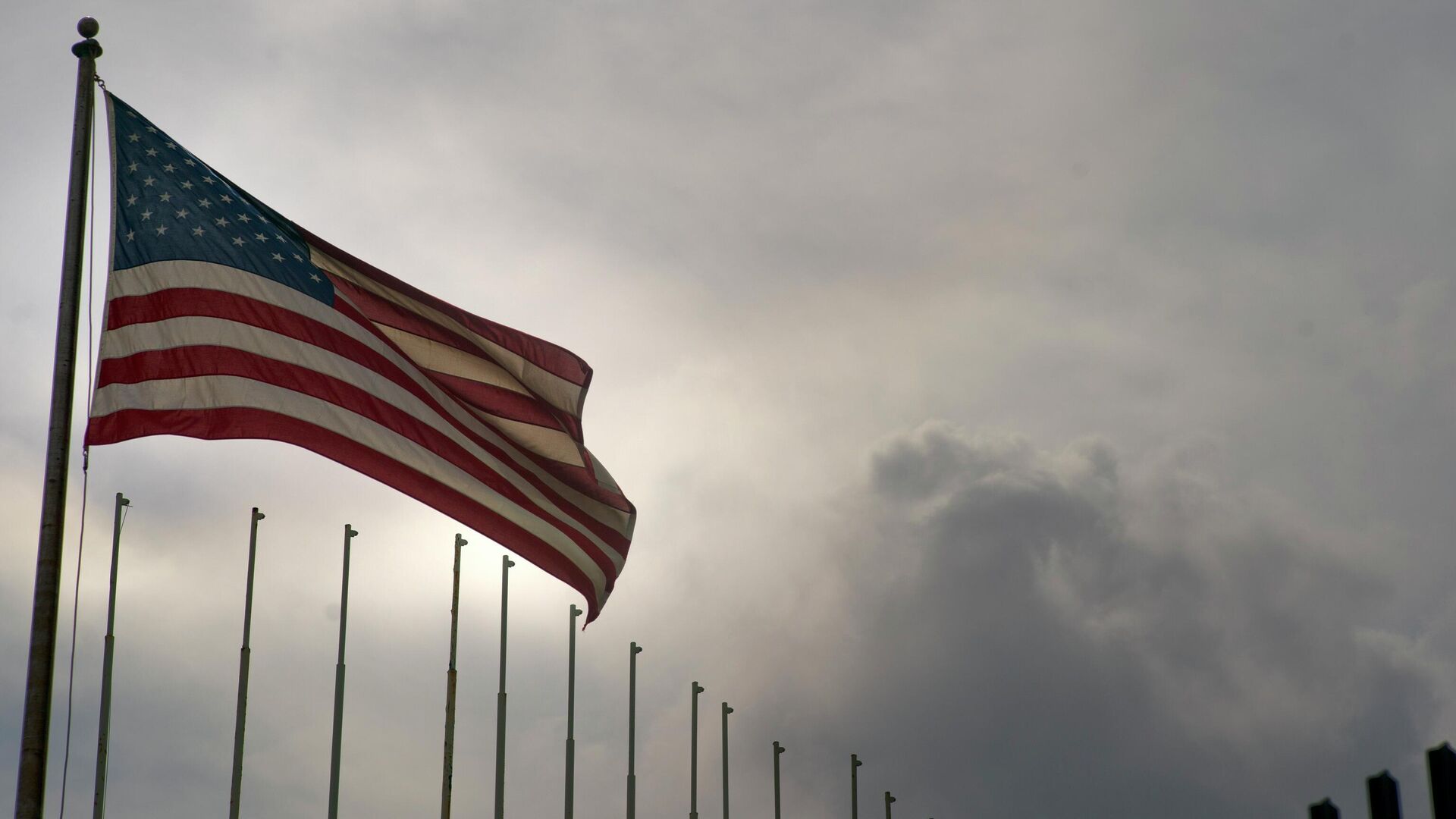 U.S. flag flies at the U.S. embassy in Havana, Cuba, March 18, 2019 days after the U.S. State Department announced it was eliminating a five-year tourist visa for Cubans. - Sputnik Africa, 1920, 24.10.2023