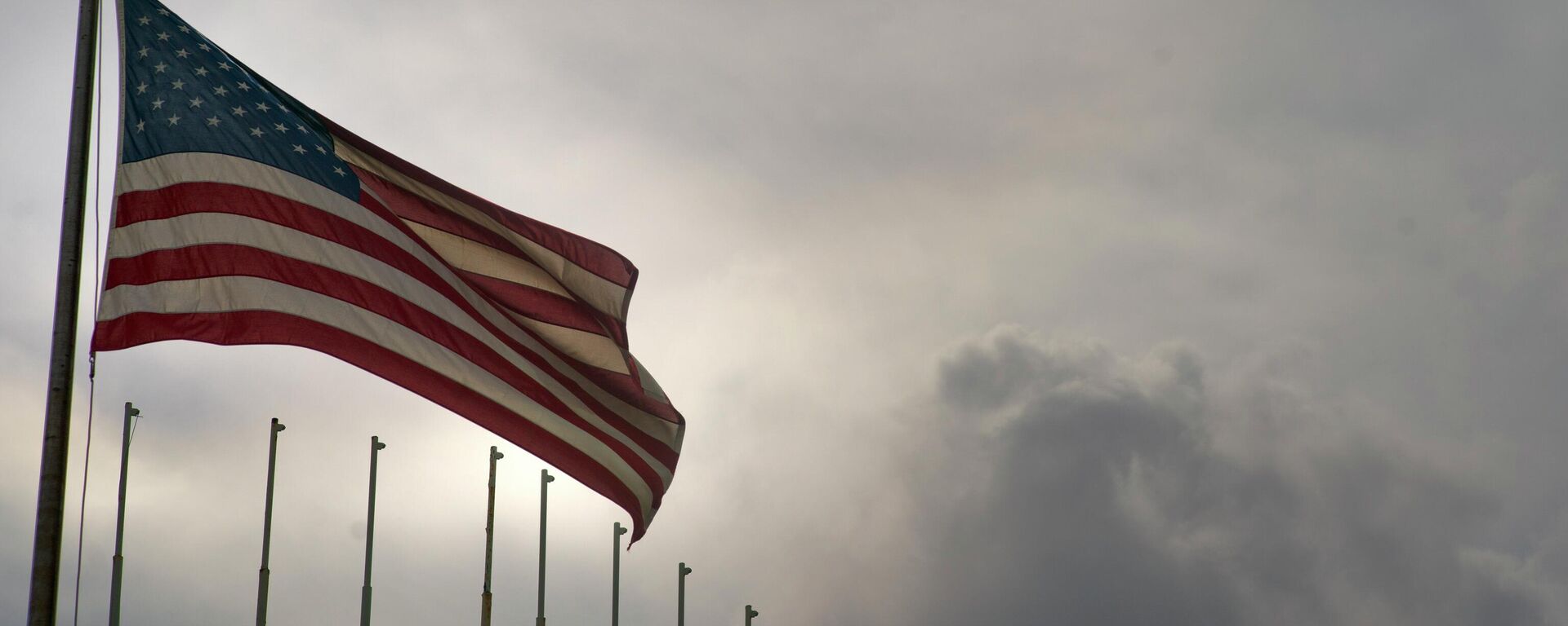 U.S. flag flies at the U.S. embassy in Havana, Cuba, March 18, 2019 days after the U.S. State Department announced it was eliminating a five-year tourist visa for Cubans. - Sputnik Africa, 1920, 12.12.2023