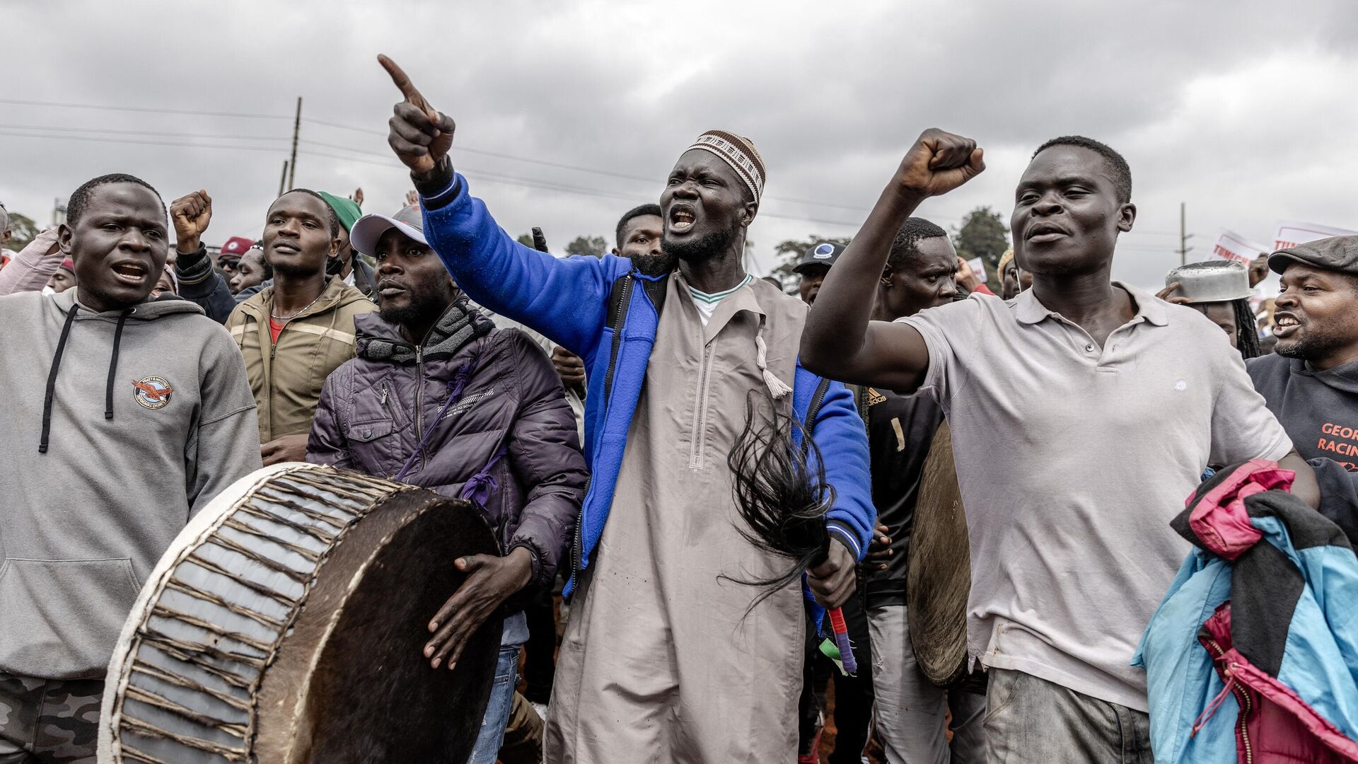 Opposition supporters chant slogans as they participate in a public rally against the high cost of living after the passing of the finance bill at the Kamukunji grounds in Nairobi, Kenya on July 7, 2023 - Sputnik Africa, 1920, 07.07.2023