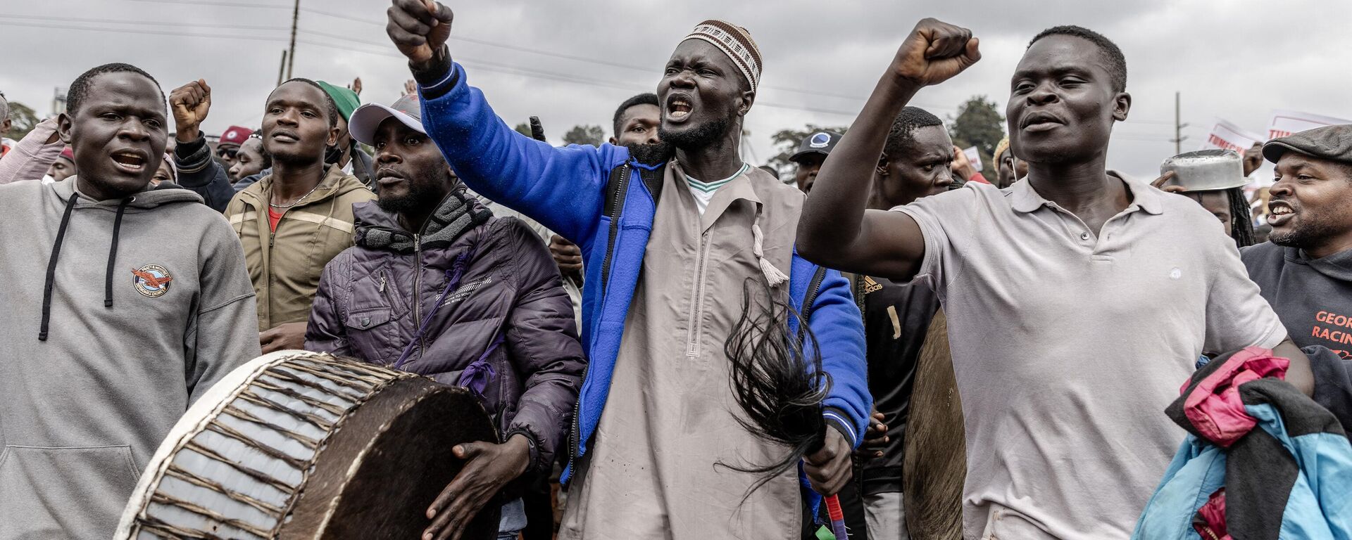 Opposition supporters chant slogans as they participate in a public rally against the high cost of living after the passing of the finance bill at the Kamukunji grounds in Nairobi, Kenya on July 7, 2023 - Sputnik Africa, 1920, 07.07.2023