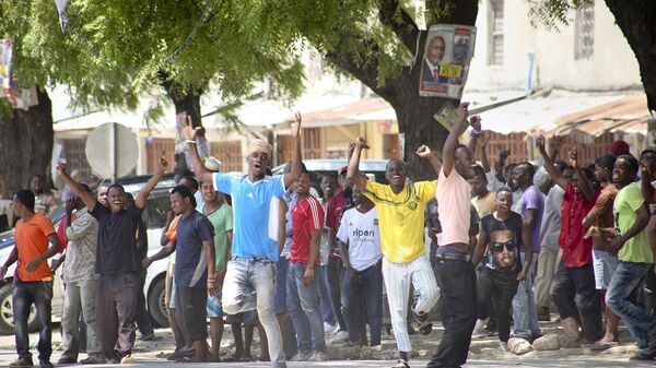 In this photo taken Monday, Oct. 26th, 2015 and made available Wednesday, Oct. 28th, 2015, youths supporting the opposition party dance and chant, predicting a win for their candidate, outside the Electoral Commission office in Stone Town, Zanzibar, a semi-autonomous island archipelago of Tanzania.  - Sputnik Africa