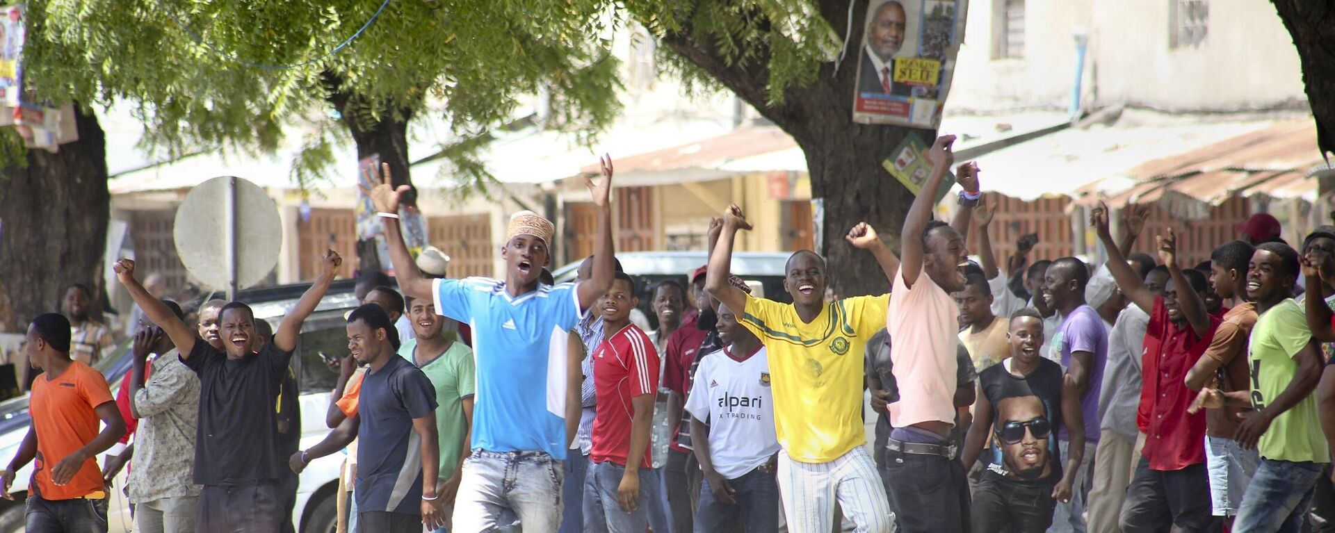 In this photo taken Monday, Oct. 26th, 2015 and made available Wednesday, Oct. 28th, 2015, youths supporting the opposition party dance and chant, predicting a win for their candidate, outside the Electoral Commission office in Stone Town, Zanzibar, a semi-autonomous island archipelago of Tanzania.  - Sputnik Africa, 1920, 07.07.2023