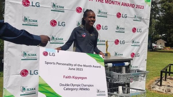 Faith Kipyegon, Kenyan athlete, receives SJAK Sports Personality Of The Month June Award - Sputnik Africa