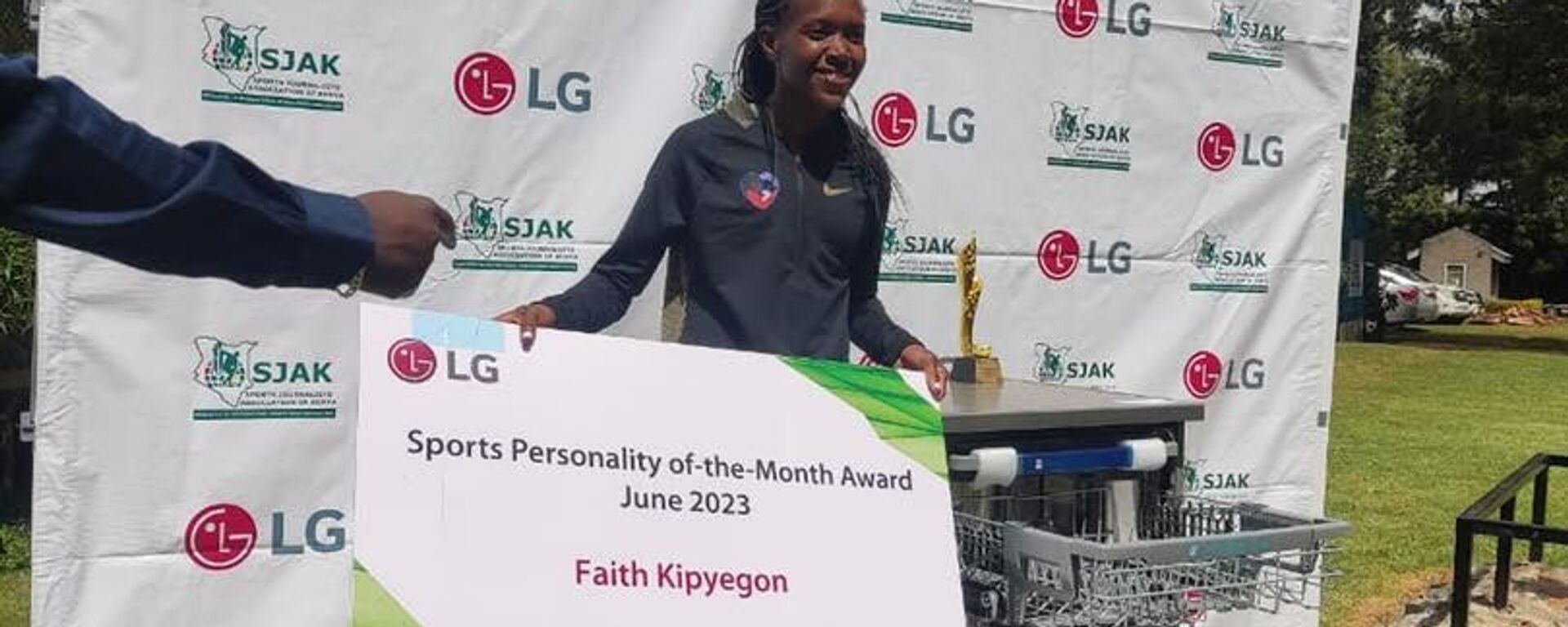 Faith Kipyegon, Kenyan athlete, receives SJAK Sports Personality Of The Month June Award - Sputnik Africa, 1920, 07.07.2023