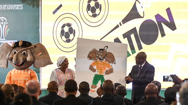 le président du Comité d'organisation de la CAN (COCAN) présente la mascotte - Sputnik Afrique