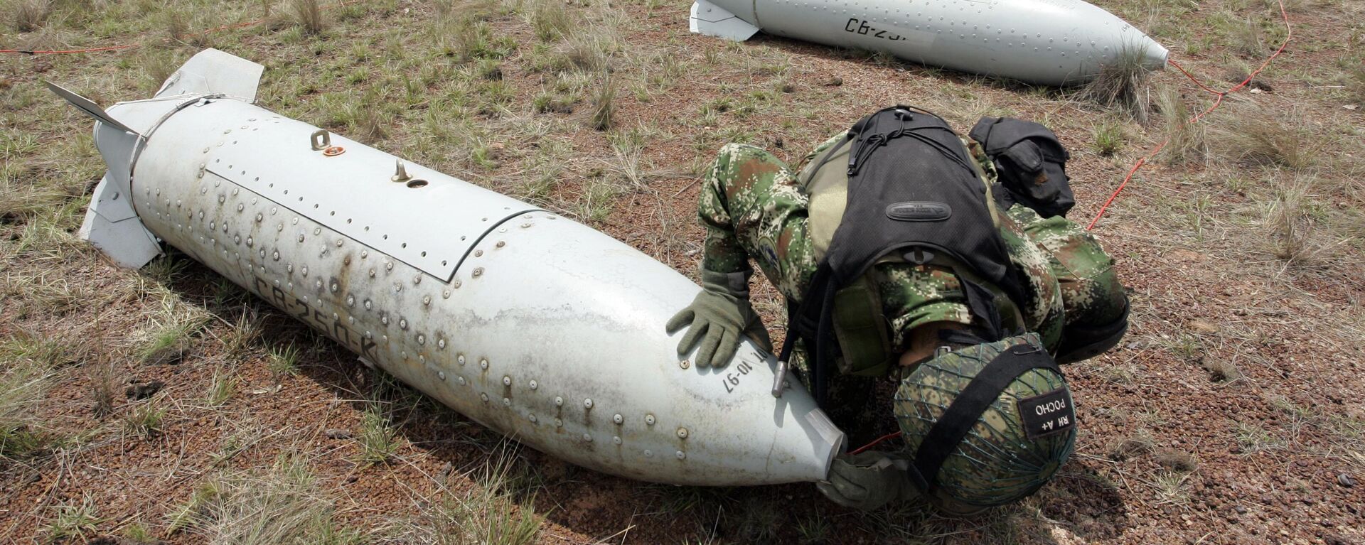An explosive expert of Colombia's Air Force defuses a cluster bomb prior to its destruction at a military base in Marandua, in southern Colombia, Thursday, May 7, 2009.  - Sputnik Africa, 1920, 08.07.2023