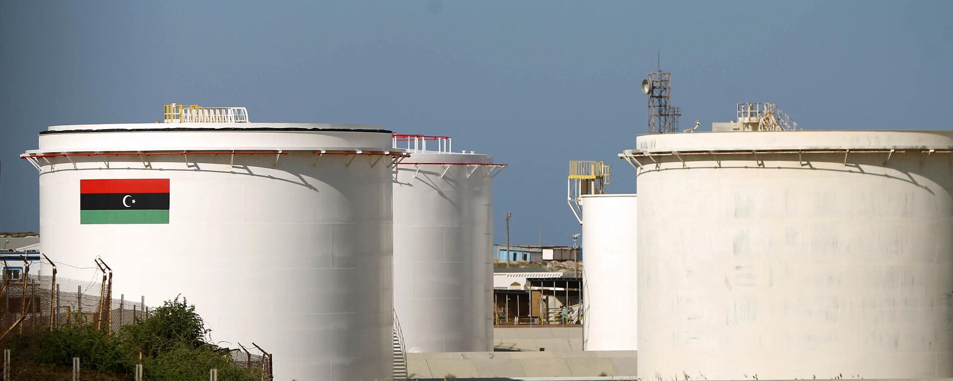 A general view shows an oil facility in the northern oil rich Libyan town of al-Buraqah on January 12, 2017.  - Sputnik Africa, 1920, 16.07.2023