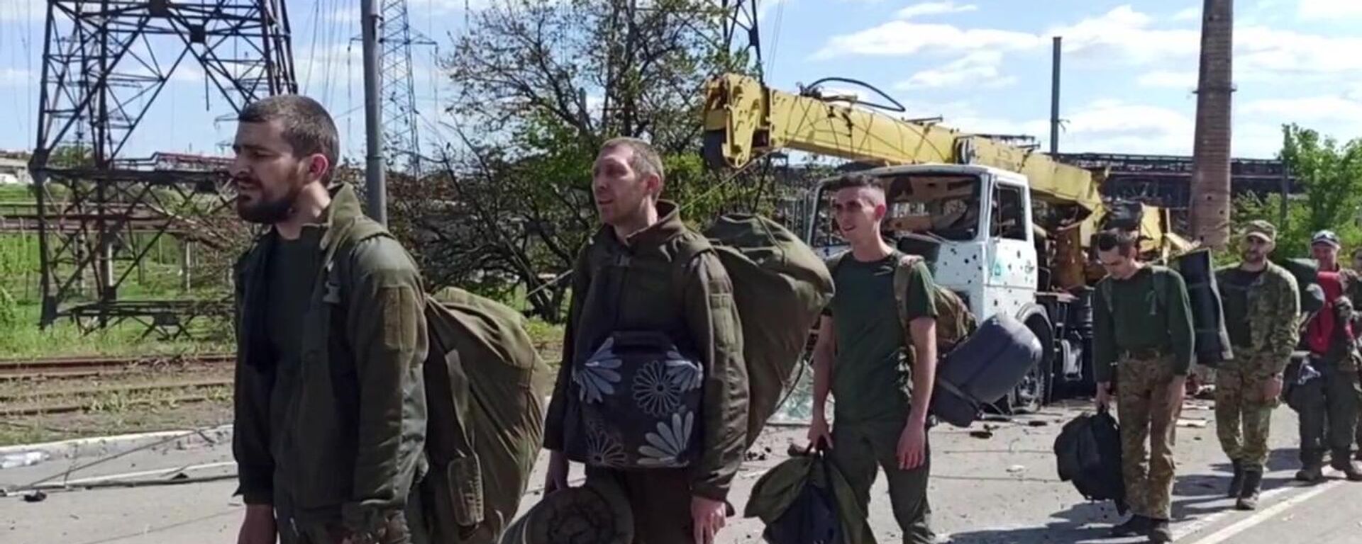 In this handout video grab released by the Russian Defence Ministry, Ukrainian soldiers of the Azov battalion who have surrendered at the Azovstal steel plant walk on a road in the Russia-controlled port city of Mariupol, Donetsk People's Republic - Sputnik Africa, 1920, 29.04.2024