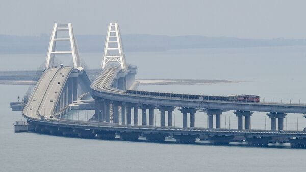 Freight train rides through the Crimean bridge - Sputnik Africa