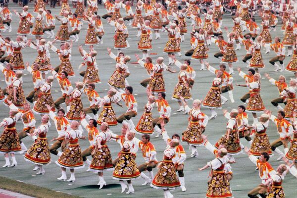Russian folk dancers perform, on July 19, 1980, in Moscow at the Central Lenin Stadium during the opening ceremony of the Moscow Summer Olympics.  - Sputnik Africa