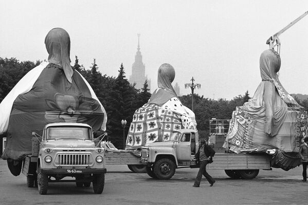 A Soviet truck line delivers huge wrap-covered typical Soviet puppets to the Lenin stadium in Moscow, July 15, 1980, where they will be used for an opening ceremony rehearsal for the upcoming Olympic Summer Games starting on July 19.  - Sputnik Africa