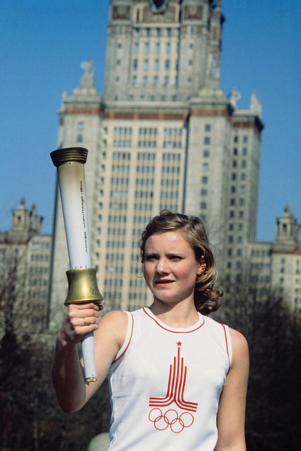A young Russian sportswoman poses in Moscow, dressed in the uniform of an Olympic torchbearer, in 1979, more than a year before the opening of the Moscow Summer Olympics in 1980.  - Sputnik Africa