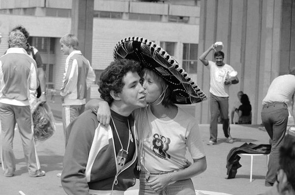 Zimbabwe diver Antonette Wilken gives Mexican diver Salvador Sobrino a kiss in exchange for the traditional Mexican sombrero he gave her at Moscow’s Olympic Village on Monday, July 28, 1980.  - Sputnik Africa