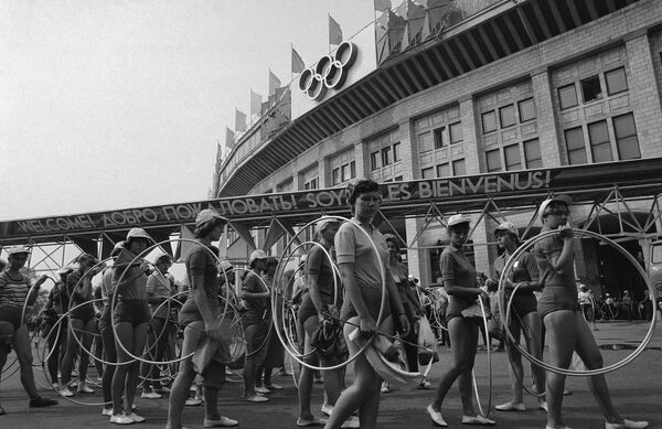 Young Soviet women wait outside the Lenin Stadium in Moscow, July 23, 1980, for rehearsal of opening ceremonies in track and field competition in the Moscow Olympics. Track and field events got underway on Thursday.  - Sputnik Africa