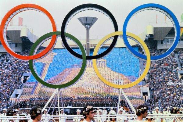 The Olympic rings stand out against a giant image of the Parthenon during the opening ceremony of the Moscow 1980 Summer Olympics, on July 19, 1980, at Moscow&#x27;s Lenin Central Stadium. - Sputnik Africa