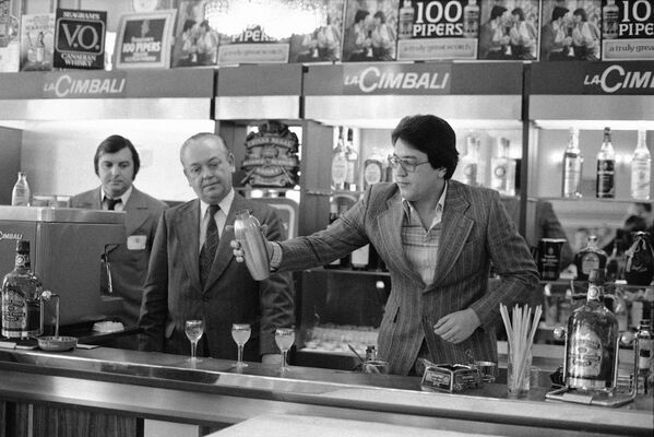Officials from Seagrams show Moscow bartender how to mix drinks to Western Tastes in Moscow  Dec. 17, 1979.  - Sputnik Africa