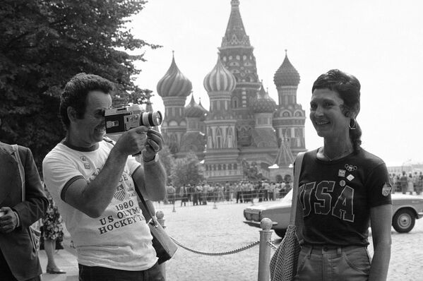 Maxim and Frida Sira of New York City seen in front of St. Basil’s Cathedral on the Moscow Red Square, July 29, 1980. They came with a tourist group to watch the Olympic Games.  - Sputnik Africa