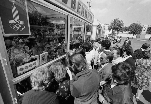 People crowd outside an Olympic souvenir shop in the area of the main Olympic Stadium, the Lenin stadium, which opened on July 9, 1980, in Moscow. The games will start July 19 with the opening ceremony in this sports arena.  - Sputnik Africa