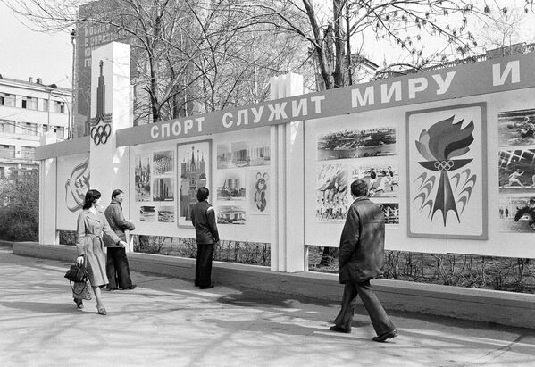 Muscovites examine a new Olympic billboard with the sign reading “Sport Serves Peace,” in Moscow, April 23, 1980, erected after the United States announced it was boycotting the games.  - Sputnik Africa