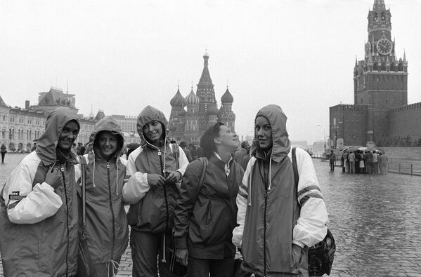 Italy’s women’s fencing team tour Moscow’s Red Square Monday, July 21, 1980 despite a little rain, during break in training for the Moscow Olympics. From left to right are Dorina Vaccaroni, Annarita Sparaciari, Susanna Botazzi, Carla Mangiarotti and Clara Mochi.  - Sputnik Africa