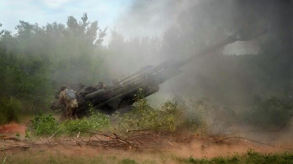 Ukrainian soldiers fire at Russian positions from a US-supplied M777 howitzer in Ukraine's eastern Donetsk region June 18, 2022.  - Sputnik Africa