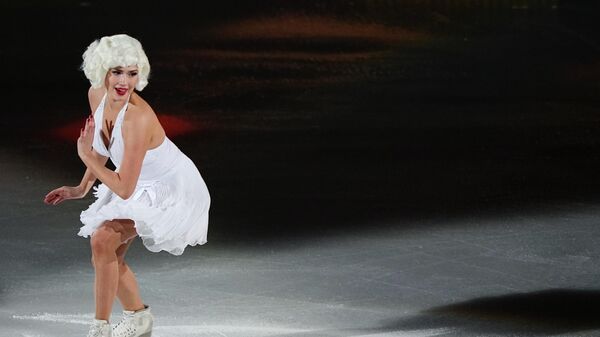 Алина Загитова в образе Мерлин Монро выступает на открытом шоу-турнире по фигурному катанию Русский вызов в Москве - Sputnik Afrique