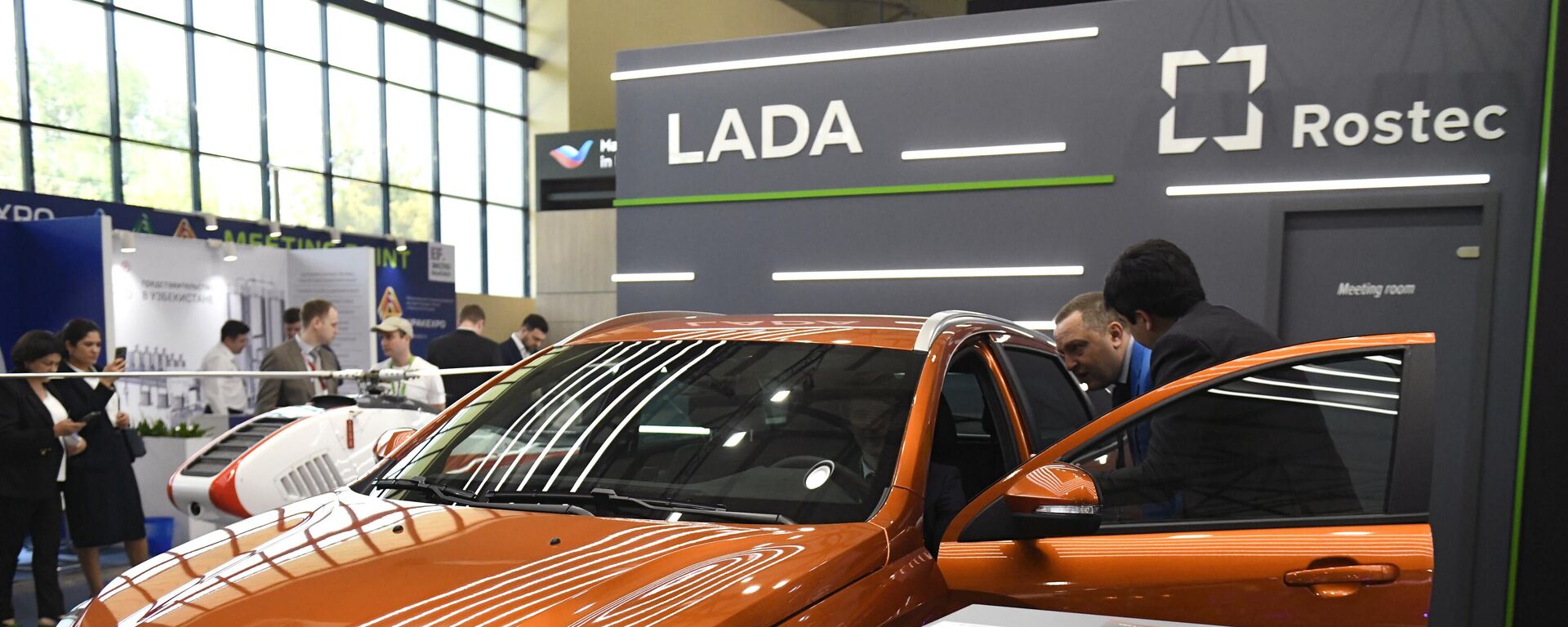 A Lada Vesta SW car at the AvtoVAZ stand at the Innoprom International Industrial Exhibition in Tashkent. - Sputnik Africa, 1920, 23.12.2023