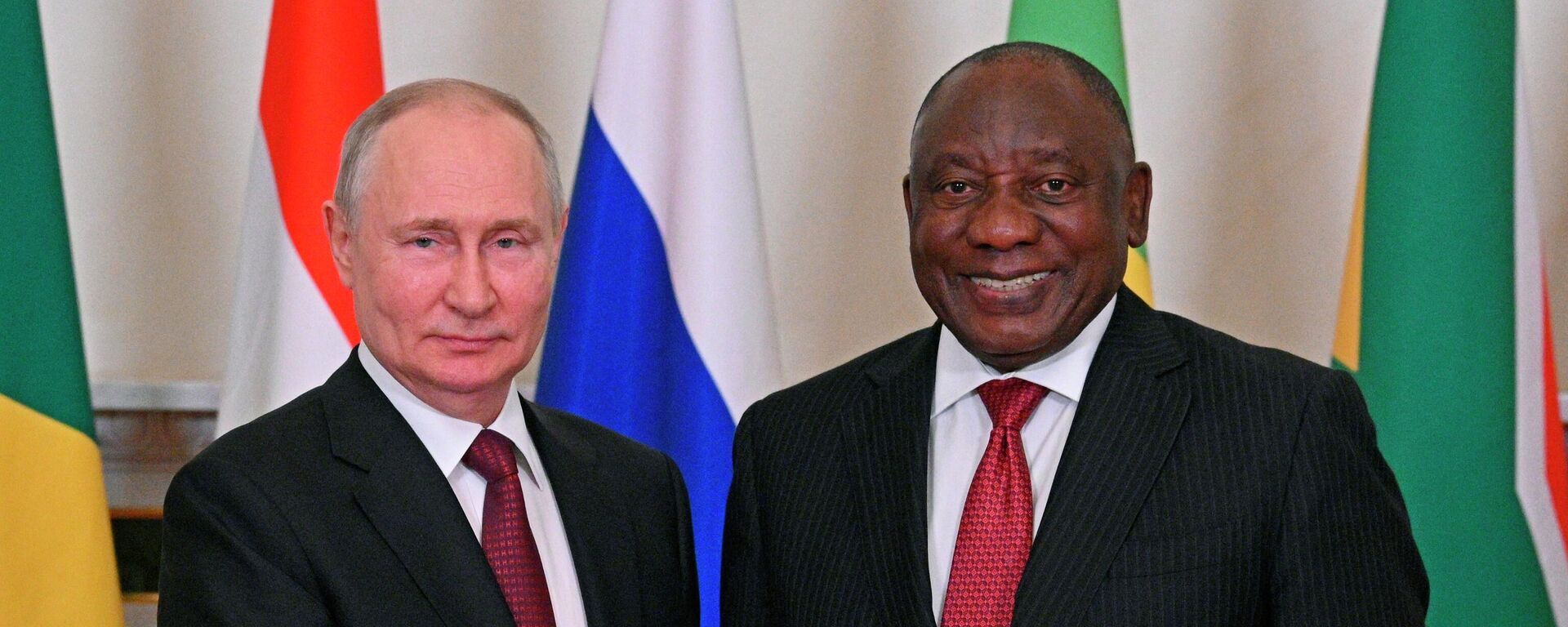 In this handout photo provided by Photo host Agency RIA Novosti, Russian President Vladimir Putin, left, and South African President Cyril Ramaphosa pose for a photo prior to their talks after a meeting with a delegation of African leaders and senior officials in St. Petersburg, Russia, Saturday, June 17, 2023. - Sputnik Africa, 1920, 17.10.2023