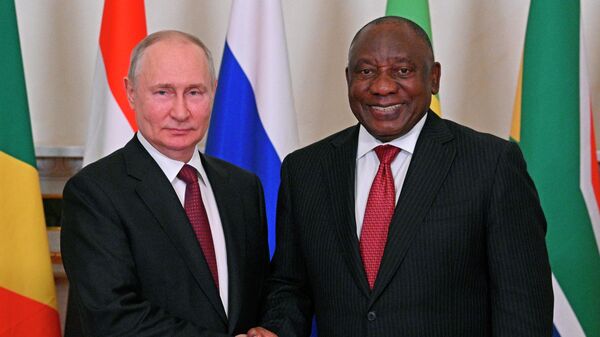 In this handout photo provided by Photo host Agency RIA Novosti, Russian President Vladimir Putin, left, and South African President Cyril Ramaphosa pose for a photo prior to their talks after a meeting with a delegation of African leaders and senior officials in St. Petersburg, Russia, Saturday, June 17, 2023. - Sputnik Africa
