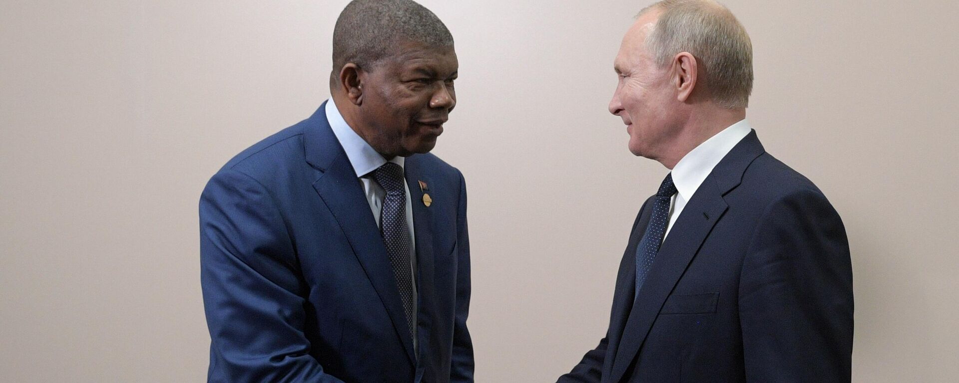 Russian President Vladimir Putin meets with Angola's President João Manuel Gonçalves Lourenço on the sidelines of the first Russia-Africa summit in Sochi, 2019 - Sputnik Africa, 1920, 13.07.2023
