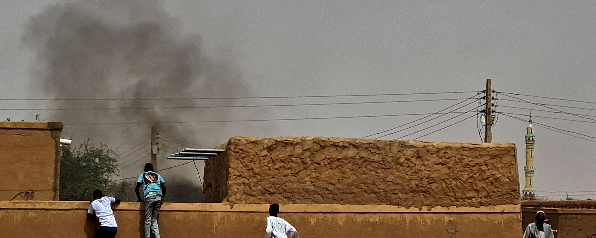 People flee as smoke billows on the first day of the Eid al-Adha Muslim holiday in Wad Hamid, about 100 kilometres north of Sudan's capital, on June 28, 2023 - Sputnik Africa, 1920, 13.07.2023