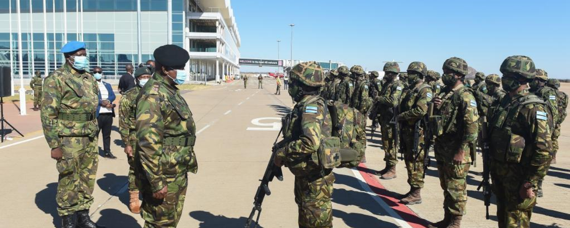 Botswana's President Mokgweetsi Masisi sends off troops to Mozambique as part of the Southern Africa Development Community (SADC) Standby Force at Sir Seretse Khama International Airport in Gaborone, Botswana, July 26, 2021. The Botswana Defence Force (BDF) will provide regional support to the Republic of Mozambique to combat the looming threat of terrorism and acts of violent extremism in the Cabo Delgado region, as an element of the SADC Mission in Mozambique. A total of 296 BDF soldiers will be deployed in Mozambique, and 70 of them departed on Monday. - Sputnik Africa, 1920, 14.12.2023