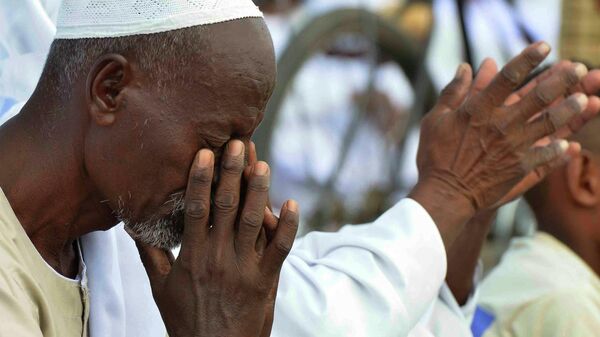 Sudanese Muslim worshippers who fled violence in Khartoum, gather for Eid al-Adha morning prayers on June 28, 2023, in the region of Jazira, south of Khartoum. - Sputnik Africa