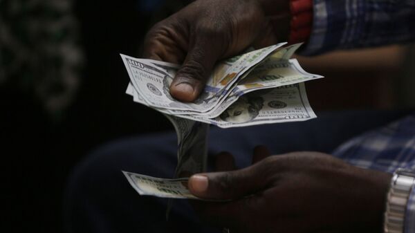 Un trader compte des dollars à Lagos, Nigeria.  - Sputnik Afrique