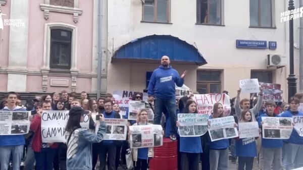 Des jeunes Russes protestent devant les ambassades occidentales à Moscou - Sputnik Afrique