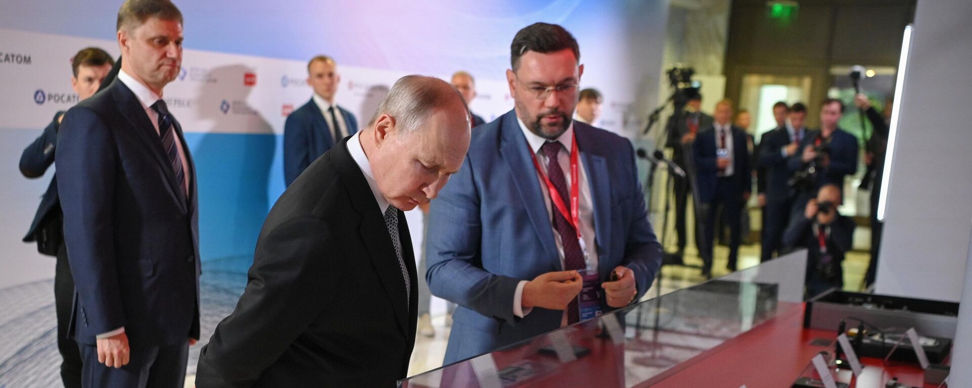 Russian President Vladimir Putin visits an exhibition of advanced research and development projects in the field of quantum technologies as part of the Future Technologies Forum at the World Trade Center in Moscow - Sputnik Africa, 1920, 15.07.2023
