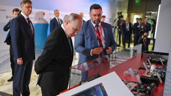 Russian President Vladimir Putin visits an exhibition of advanced research and development projects in the field of quantum technologies as part of the Future Technologies Forum at the World Trade Center in Moscow - Sputnik Africa