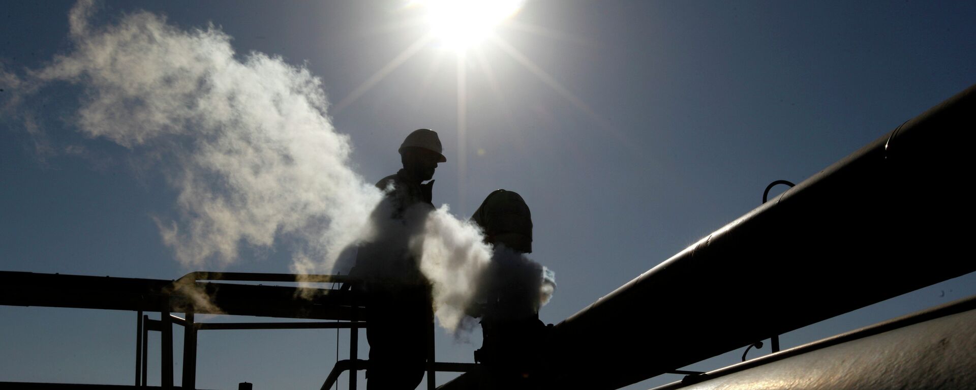 A Libyan oil worker, works at a refinery inside the Brega oil complex, in Brega, eastern Libya - Sputnik Africa, 1920, 15.07.2023