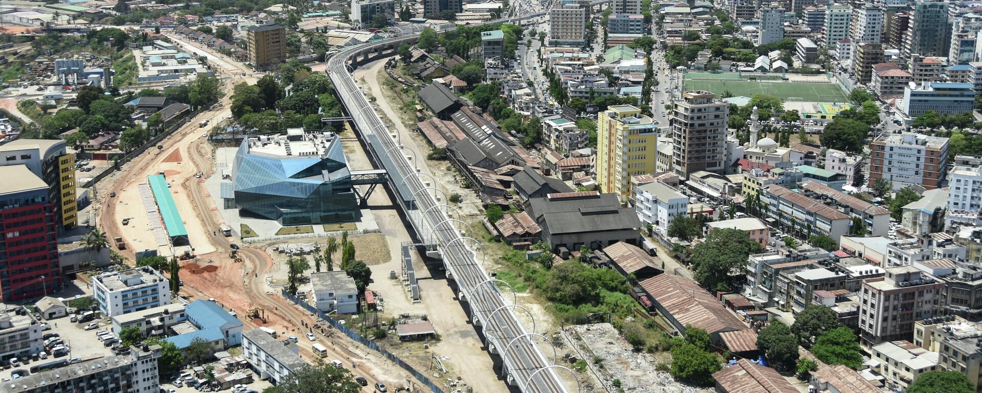 A new building of Dar es Salaam Standard Gauge Railway (SGR) terminus is seen as Tanzania received 14 economy class carriages of South Korean company Sung Shin Rolling Stock (SSRT) in Dar es Salaam on November 25, 2022 - Sputnik Africa, 1920, 16.07.2023