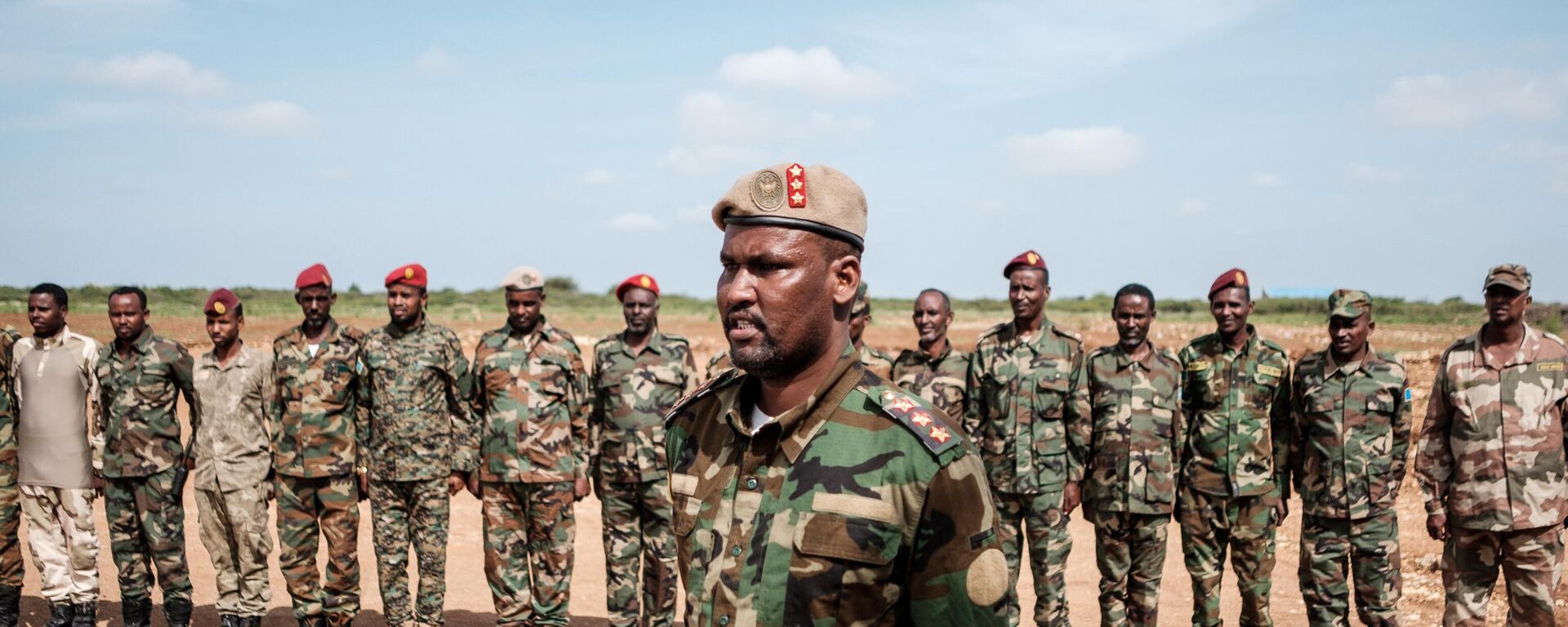 The 66th division of the 8th brigade of the Somali National Army stand at attention to greet Major Mohamed Nor Madhere at Baidoa airport in Baidoa, Somalia, on November 9, 2022.  - Sputnik Africa, 1920, 16.07.2023