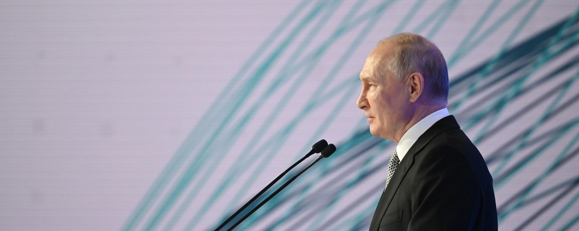 Russian President Vladimir Putin delivers a speech during a plenary session of the Future Technologies Forum at the World Trade Center in Moscow, Russia, on July 13, 2023. - Sputnik Africa, 1920, 16.07.2023