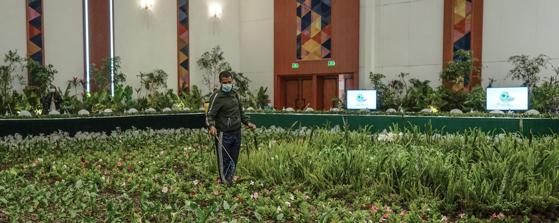 A man waters to plants before the launch of the green legacy initiative, the nationwide environmental campaign to plant billions of trees, at a hall of Prime Minister’s office temporarily transformed into a green garden in Addis Ababa, Ethiopia, on May 18, 2021 - Sputnik Africa, 1920, 16.07.2023
