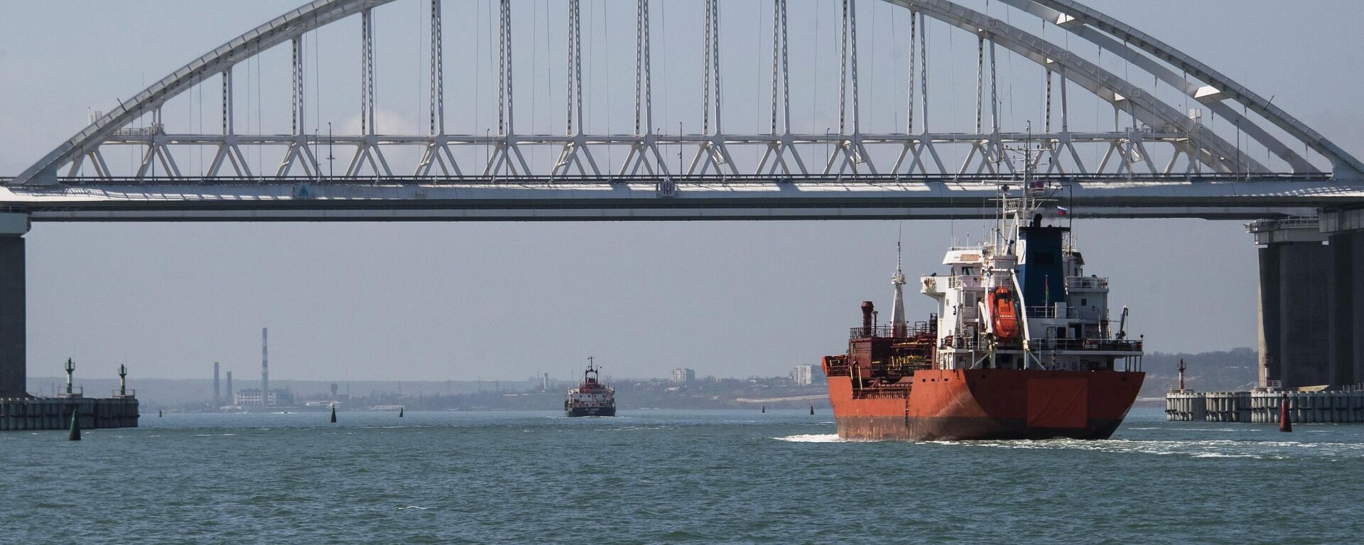 Cargo ships at the Crimean Bridge across the Kerch Strait - Sputnik Africa, 1920, 17.07.2023