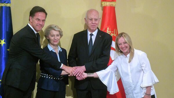 In this photo provided by the Tunisian Presidency, Tunisian President Kais Saied, centre right, shakes hand with Netherlands' Prime Minister Mark Rutte, left,  European Commission President Ursula von der Leyen and Italian Prime Minister Giorgia Meloni, right, at the presidential palace in Carthage, Tunisia, Sunday, July 16, 2023 - Sputnik Africa